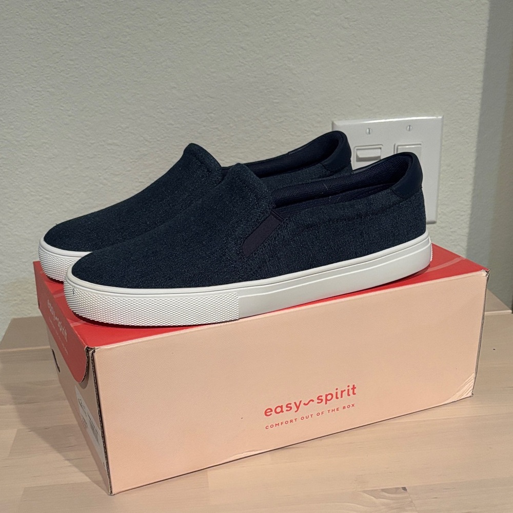 Great deal‼️NIB size 8.5 Easy Spirit denim slip on shoes